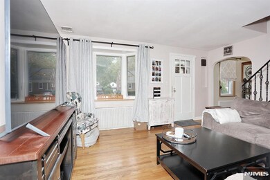 Living room w/bay window