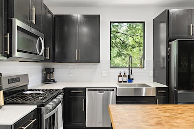 Kitchen with appliances with stainless steel fini