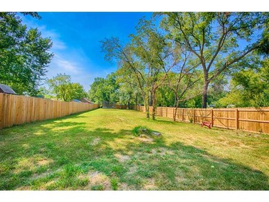 Yard/Garden. Park like setting great for family and friends!