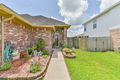 1087 Lasso Ct, Alvin, TX 77511 - photo 4