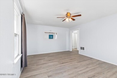 Living Room/Entry