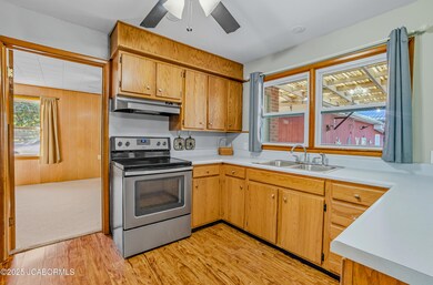 908 Randolph St, Glasgow, MO 65254 - photo 6