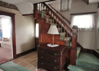 Entry/Foyer.