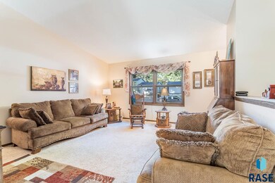 704 S Rohl Dr, Sioux Falls, SD 57103 - photo 4