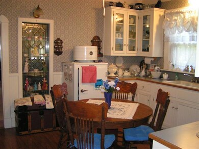 613 NW B St, Grants Pass, OR 97526 - photo 3