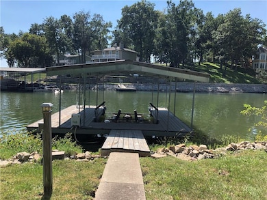 covered boat dock w/ lift