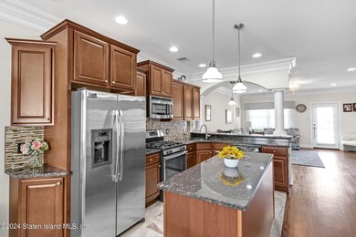 15_Dovetree_Ln_Staten_Island_NY_10314_US