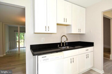 3015 Mission Square Dr, Fairfax, VA 22031 - photo 5