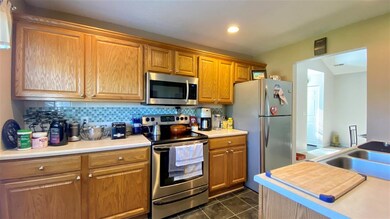 4539 N Thornhill Dr unit 202, Peoria, IL 61615 - photo 3