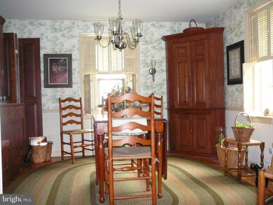 335 E Cedar St, New Holland, PA 17557 - photo 4