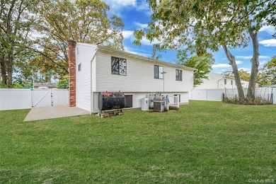 425 41st St, Copiague, NY 11726 - photo 5