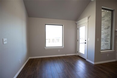 Entryway with vaulted ceiling and dark hardwood / 