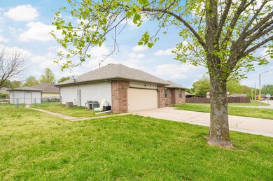 403 E Chet Atkins Ct-3