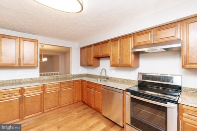 19121 Willow Spring Dr, Germantown, MD 20874 - photo 2