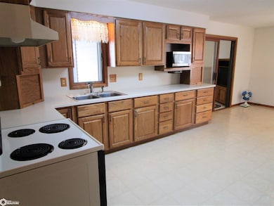 1204 Ellis Ave, Iowa Falls, IA 50126 - photo 5