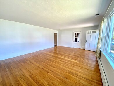 Large Bright Livingroom 