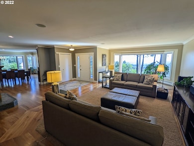 Living Room/Entrance