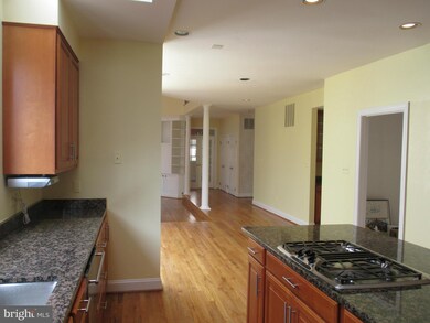 10324 Windsor View Dr, Potomac, MD 20854 - photo 4