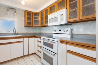 221 E. Grand Ave_012