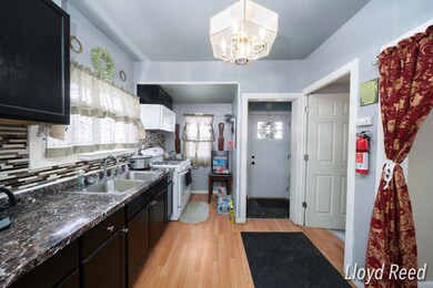 Kitchen Photo 2