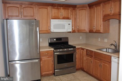 9238 Cardinal Forest Ln unit 301, Lorton, VA 22079 - photo 4
