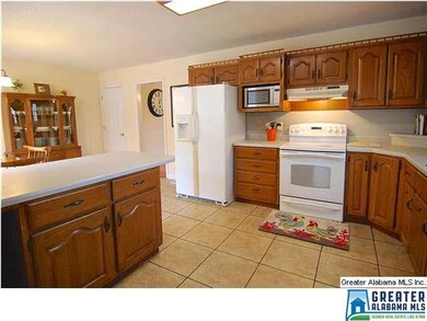 Kitchen w/ Breakfast bar