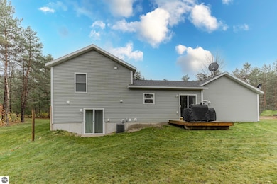 19090 Creekside Ln, Interlochen, MI 49643 - photo 3