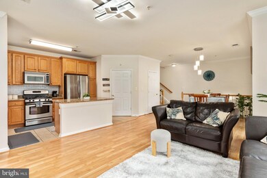 13064 Marcey Creek Rd, Herndon, VA 20171 - photo 5