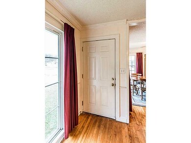Entry/Foyer.