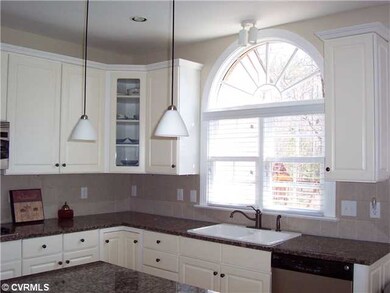 Kitchen - Bright kitchen with granite countertops...