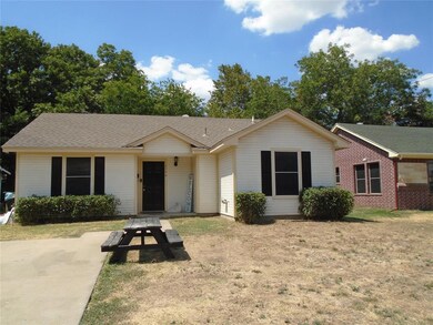404 W Wardville St, Cleburne, TX 76033 - photo 2