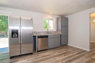 112 Vincent Ave, Central Point, OR 97502 - photo 5