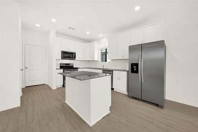 3109 Clydesdale Dr, Alvin, TX 77511 - photo 4