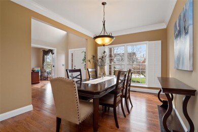 Dining room with crown molding, hardwood flooring 