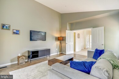 5802 Silk Tree Dr, Riverdale, MD 20737 - photo 7