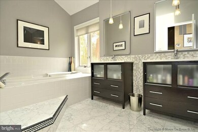 7526 Glennon Dr, Bethesda, MD 20817 - photo 2