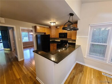Kitchen with dark wood-type flooring, kitchen peni