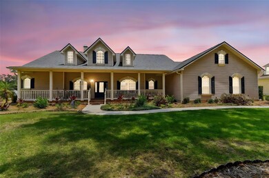Front exterior view of 2202 Colewood Ln in Dover, Florida – with well maintained landscaping.