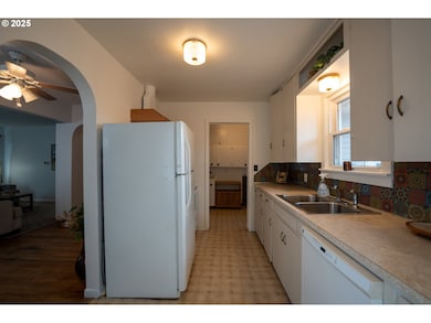 660 W Orchard Ave, Hermiston, OR 97838 - photo 5