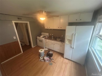 33314 Belding Ct, Westland, MI 48186 - photo 3