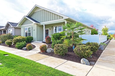 402 Waterside Dr, Central Point, OR 97502 - photo 2