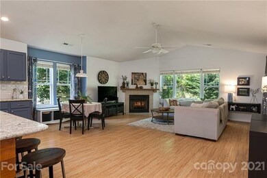 Open concept floor plan w/lots of natural light