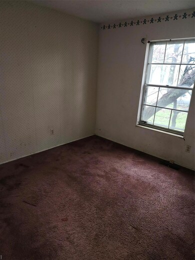 6081 Silver Fox Dr, Florissant, MO 63034 - photo 6