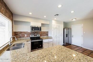 005-photo-kitchen-13637900