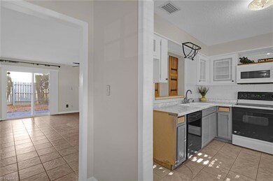 317 W Montcastle Dr unit D, Greensboro, NC 27406 - photo 3