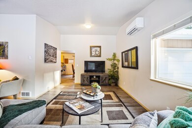 main_level-living_room-dsc4093