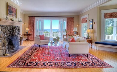 Spacious living rm w/ grand...