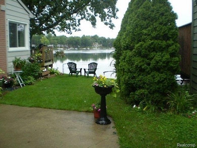 2913 Lansdowne Rd, Waterford, MI 48329 - photo 2