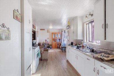 13645 Gilbert St, Edwards, CA 93523 - photo 4