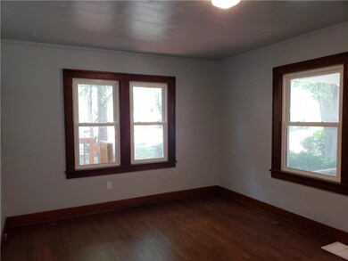 LIVING ROOM HAS GREAT NATURAL LIGHT WITH MANY WIND